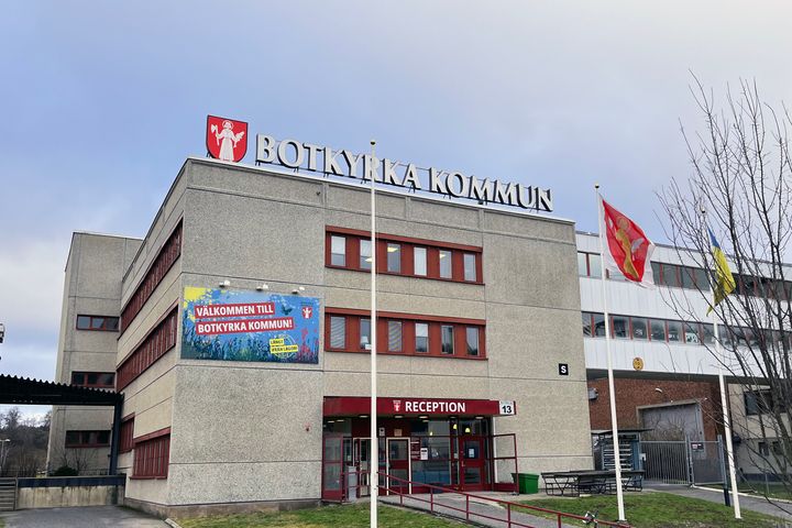 Botkyrkas kommunhus i Tumba med receptionen på entréplan.