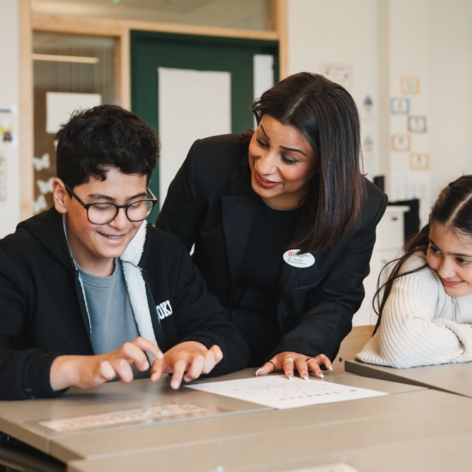 L%E4rare%20guidar%20tv%E5%20elever%2C%20en%20pojke%20och%20en%20flicka%2C%20som%20arbetar%20vid%20ett%20bord%20i%20klassrummet.