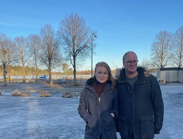 Clara Lindblom och Anders Österberg i övre Tensta där Familjebostäder ska bygga nytt.