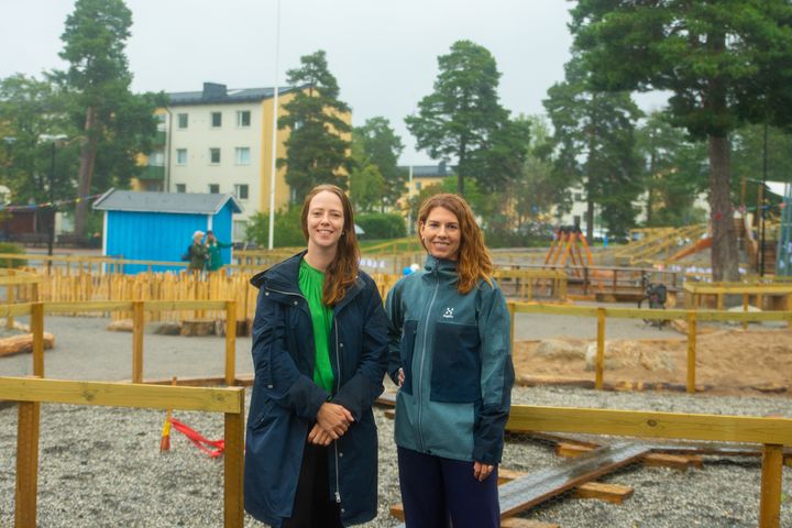Skolborgarråd Emilia Bjuggren (S) och miljö- och klimatborgarråd Åsa Lindhagen (MP) framför nya skolgårdens planteringar som ska fyllas med gröna lekplatser och grönskande öar.