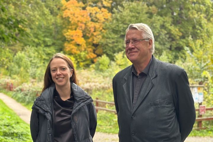 Miljö- och klimatborgarråd Åsa Lindhagen (MP) och stadsbygdnadsborgarråd Jan Valeskog (S) framför den föreslagna gränsen för naturreservatet, intill Riddersvik Herrgård.