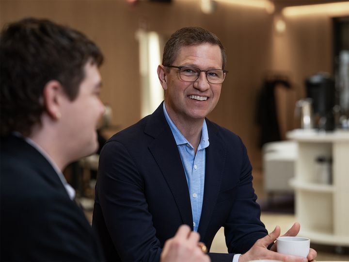 Henrik Johansson sitter vid ett bord