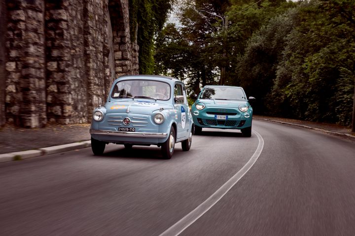 Fiat 600 och nya 600 Hybrid på 1000 Miglia