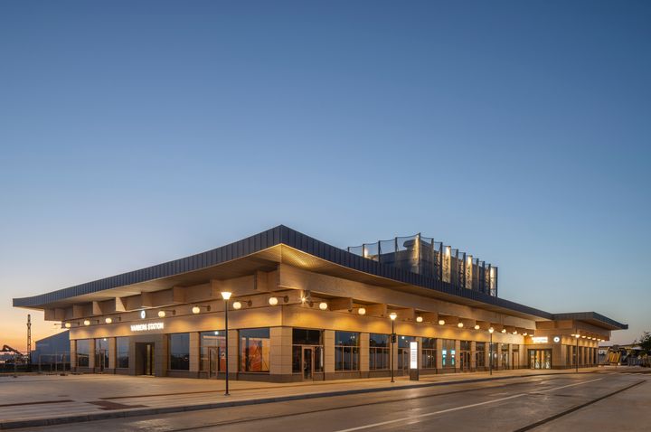 Få städer har något så unikt som en ny tågstation vid havet. Stationen blir ett nytt landmärke för Varberg vid sidan av klassiker som fästningen och kallbadhuset. Foto: Åke E:son Lindman.