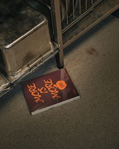 Baksidan av Okidoki Kokbok med sloganen "More is more".