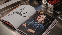 En uppslagen kokbok med en bild av svenska kocken Niklas Ekstedt och ordet "glöd" handskrivet i stora bokstäver.