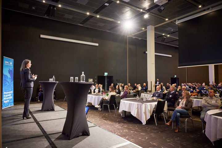 Publiken lyssnar till Lisa Sennström, hållbarhetschef SBMI, under branschdagen 2023.