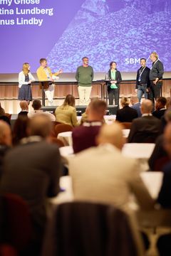 Diskussion på scen under SBMIs branschdag från 2024