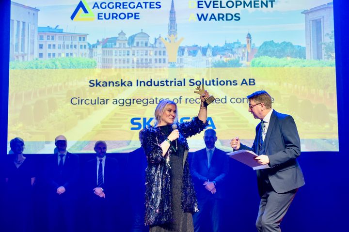 Barbro Brattström, Skanska, tog emot priset i kategorin Best Practice in Innovation or Recycling, Marine or Manufactured Aggregates för projektet “Circular aggregates of recycled concrete”.