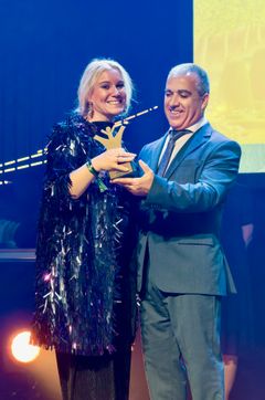 Barbro Brattström, Skanska, tar emot priset i kategorin Best Practice in Innovation or Recycling, Marine or Manufactured Aggregates för projektet “Circular aggregates of recycled concrete”.