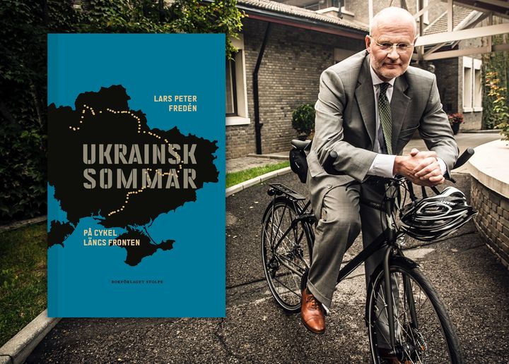 Tidigare ambassadör Lars Peter Fredén har de senaste somrarna cyklat längs fronten i Ukraina.