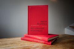 Klassikern Den lekande människan av Johan Huizinga i nyutgåva på Bokförlaget Stolpe
