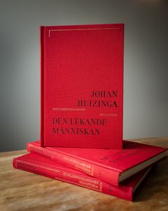 Klassikern Den lekande människan av Johan Huizinga i nyutgåva på Bokförlaget Stolpe