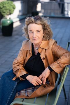 Åsa Furuhagen debuterar som fackboksförfattare med boken "Makten och härligheten".