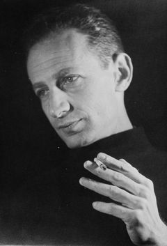 Pavel Gabriel Fischl, senare känd som Gabriel Dagan, föddes 1922 i Tjeckoslovakien och gick bort 2008 i Israel. Han var dramatiker, skådespelare, författare, manusförfattare och poet.