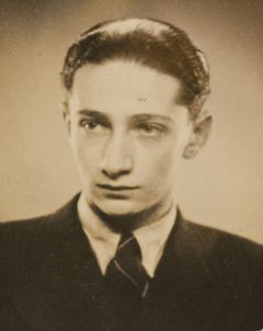 Pavel Gabriel Fischl, senare känd som Gabriel Dagan, föddes 1922 i Tjeckoslovakien och gick bort 2008 i Israel. Han var dramatiker, skådespelare, författare, manusförfattare och poet.