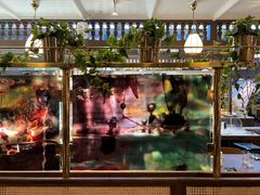 Ett av restaurangens femton olika konstverk bestående av färgglada härdade laminerade glas infattade i mässing