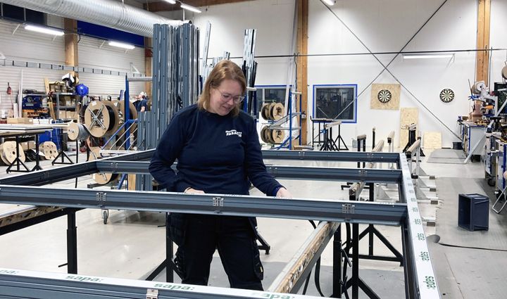 Åsa Svendotter går utbildningen Byggnadsingenjör glas och fasad. Här står hon i verkstaden hos Nordmarkens fasader där hon genomför sin LIA-praktik.