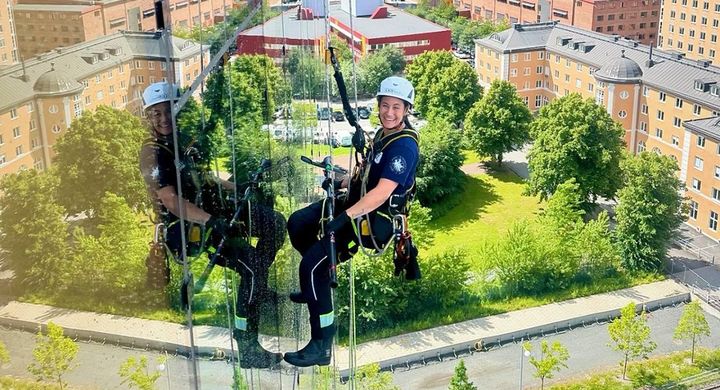 Yrkesklättraren Julia Järnerud Karlsson är delägare i företaget CGS Nordic som riktat in sig på underhåll av glasfasader.