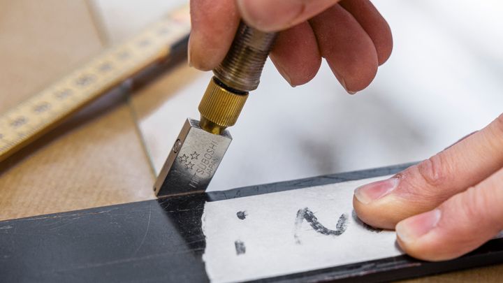 Skära glas för hand. Foto: Sören Håkanlind