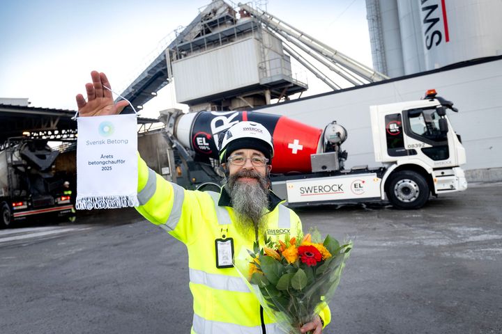 Sebastian Wierzynski, betongchaufför på företaget Swerock, har utsetts till Årets betongchaufför 2025. Priset delas ut av Svensk Betong till en förare som genom sin yrkesskicklighet, säkerhetstänk och hållbarhetsmedvetenhet gör skillnad i värdekedjan för betong.