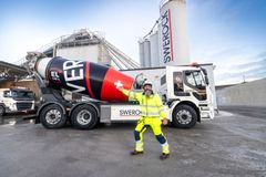 Med sitt engagemang för hållbarhet kör Sebastian Wierzynski en av Swerocks elbilar, och visar att framtidens transporter redan är här.