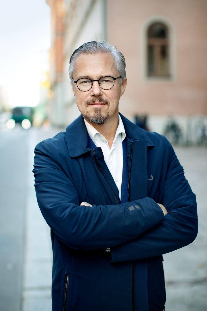 Ny standard öppnar för artificiella puzzolaner i klimatförbättrad betong. - Svensk standardisering är tidigt ute på det här området tillsammans med vårt grannland Norge, säger Markus Peterson, standardiseringsexpert på Svensk Betong och ordförande för SIS-kommittén TK 190 Betong som arbetat fram standarden.