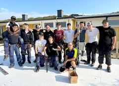 Ett gäng elever från Kattegattgymnasiets byggprogram vid uppstartsskedet av utbyggnaden av livräddarnas lokaler i Tylösand