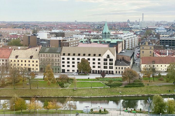 Kv Sankt Gertrud med illustration som visar det nya hotellet ut mot Norra Vallgatan.
