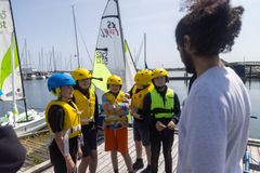E-sportarna är förberedda för att ta sig ut på havet och testa segling IRL för förstagången och får lite tips av Raul Fuentes, projekledare för Digisail på Seglarförbundet.