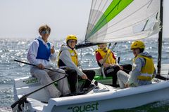 E-sportarna får testa på segling på havet hos Ystad Segelsällskap tillsammans med en av föreningens instruktörer.