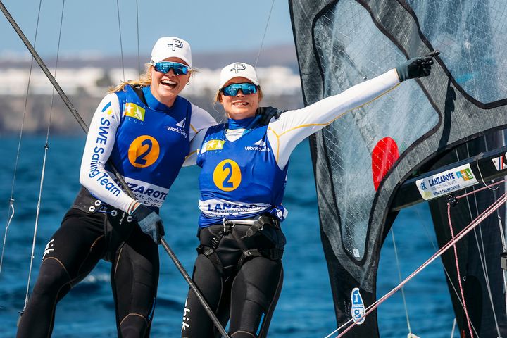 Vilma och Rebecca jublar över VM-silvret. Foto: Sailing Energy