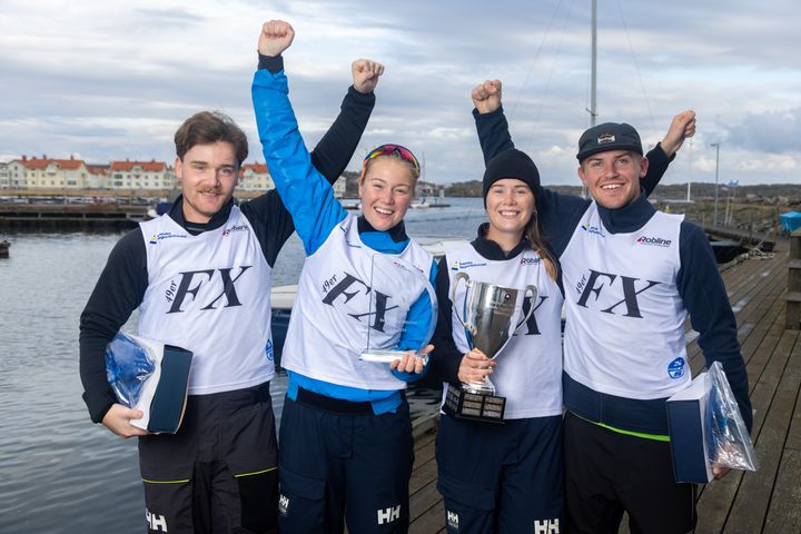 Vinnare av Seglingens Mästare 2024, från vänster: Gustav Fredriksson, Ellen Fredriksson, Ebba Fredriksson och Hugo Liljegren. Foto: Daniel Stenholm.