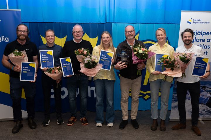 Från vänster: Ian Elliot, Årets tränare, Björn Sandberg, Årets ideella ledare, Per Gemheden, Årets klubb, Rebecca Netzler, Årets seglare, Gurra Krantz, Pelle P-priset, Lovisa Karlsson, Årets mixedbesättning och Anton Dahlberg, Årets mixedbesättning. Foto: Claes Lundin.