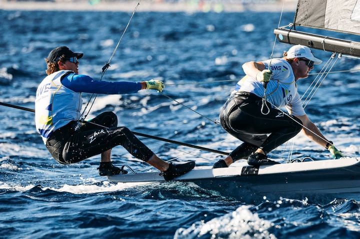 Marius Westerlind och Olle Aronsson ligger trea på VM i 49er. Foto: Sailing Energy