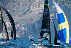 Nya svenska teamet i 49erFX, Vilma Bobeck och Ebba Berntsson, fick en bra start på VM. Foto: Sailing Energy