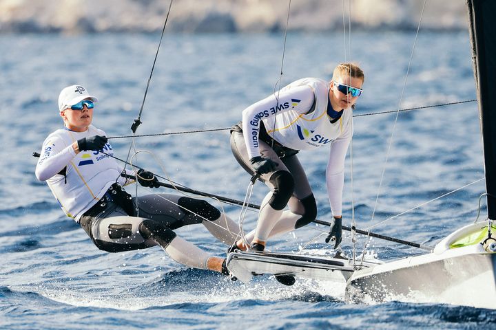 Vilma Bobeck och Ebba Berntsson leder VM i 49erFX på Sardinien. Foto: Sailing Energy