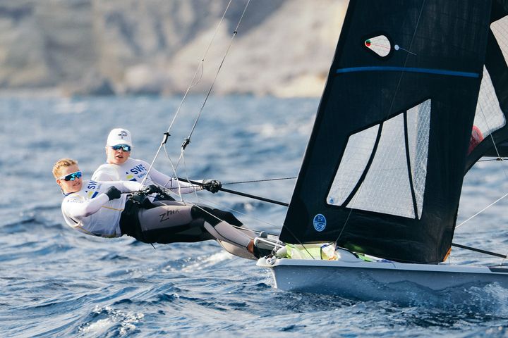 Vilma Bobeck och Ebba Berntsson på 49erFX-VM. Foto: Sailng Energy