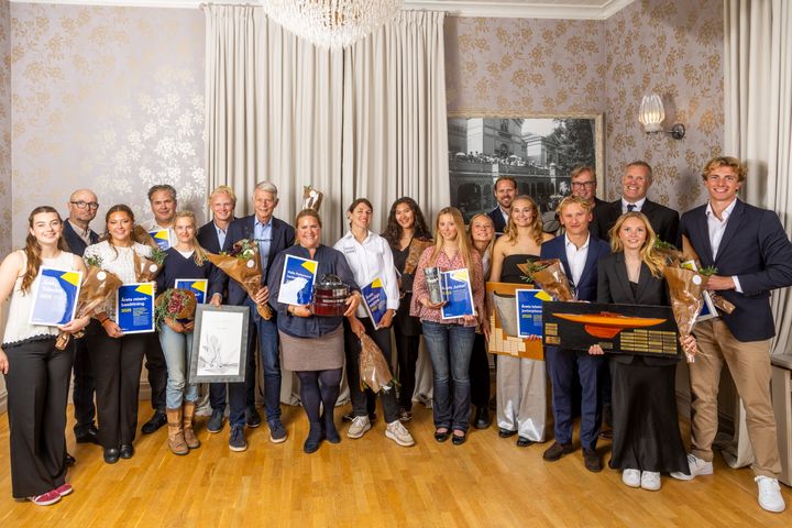 Årets prisade seglare, från vänster: Gabrielle Paul, Patrik Forsgren, Emilia Svärdson, Pär Svärdson, Johanna Sommarlund, Emil Forsgren, Roger Nilson, Emma Hallén, Julia Gross, Lova Barthelson, Adele Ramm-Ericson, Rebecca Netzler, Andreas Axelsson, Felicia Fernström, Malcolm Björsson, Lars Bergkvist, Anders Dahlsjö, Martina Carlsson, Emil Wolfgang. Foto: Daniel Stenholm