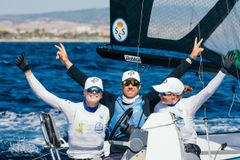 Vilma och Ebba, tillsammans med tränaren Victor Bergström. Foto: Sailing Enegy