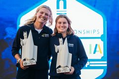 Vilma Bobeck och Ebba Berntsson vann VM-silver i 49erFX 2025. Foto: Sailing Energy