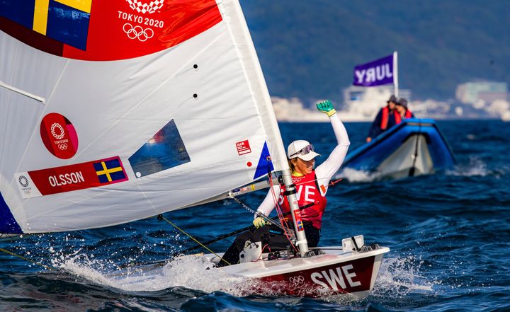 Josefin Olsson direkt efter målgången vid OS i Tokyo 2020 där hon vann en silvermedalj. Foto: Sailing Energy.