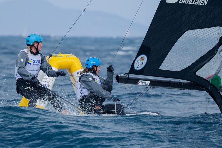 Vilma Bobeck/Ebba Berntsson ligger trea i världscupseglingarna i Hyeres. Foto: Sailing Energy
