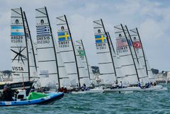 De två svenska besättningarna tillsammans i en av starterna på Nacra-VM. Foto: Sailing Energy
