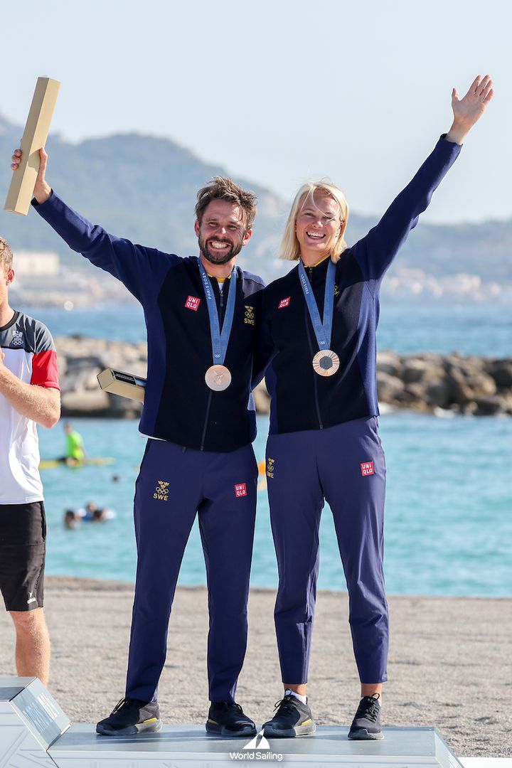 Anton och Lovisa jublar över OS-bronset 2024. Foto: World Sailing