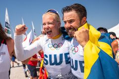 Anton och Lovisa efter finalen i 470 vid OS i Paris. Foto: World Sailing