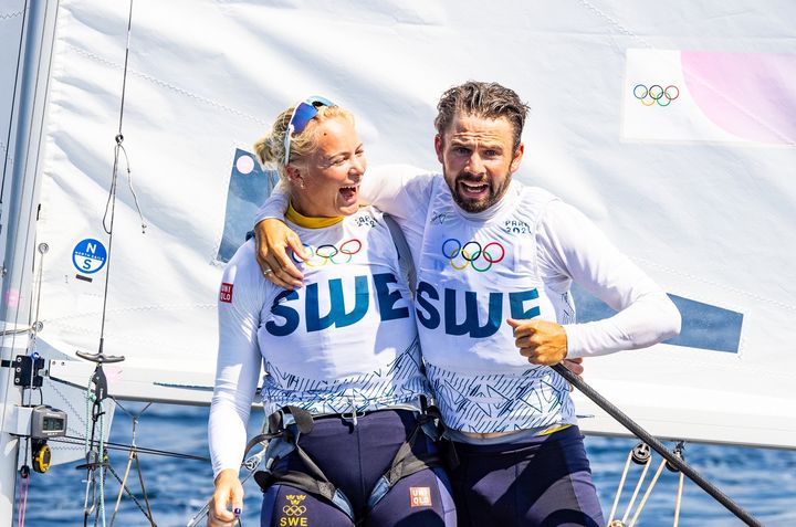 Lovisa och Anton jublar över bronset vid OS i Paris 2024. Foto: Robert Deaves
