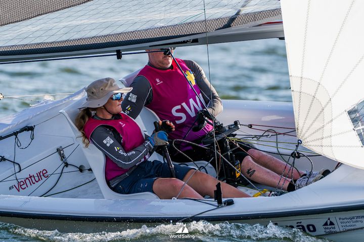 Fia Fjelddahl och Patric Rosenberg vann guld på VM i Parasegling. Foto: Gonçalo Melo/World Sailing
