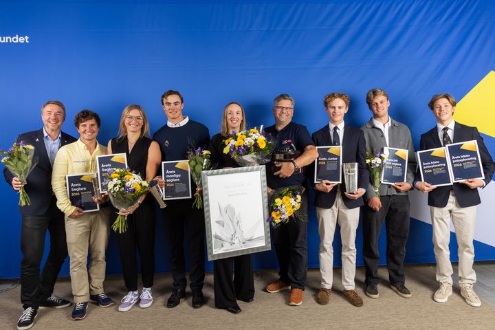 Från vänster: Joakim Norlén (Hedersnål), Emil Järudd (Årets seglare), Hanna Jonsson (Årets seglare), Erik Norlén (Årets manlige seglare), Josefin Thörnberg (Hall of Fame), Patrik Johansson (Pelle P-priset), William Drakenberg (Årets junior), Vidar Nyström (Årets lyft) och Henric Wigforss (Årets bästa juniorplacering). Foto: Daniel Stenholm.