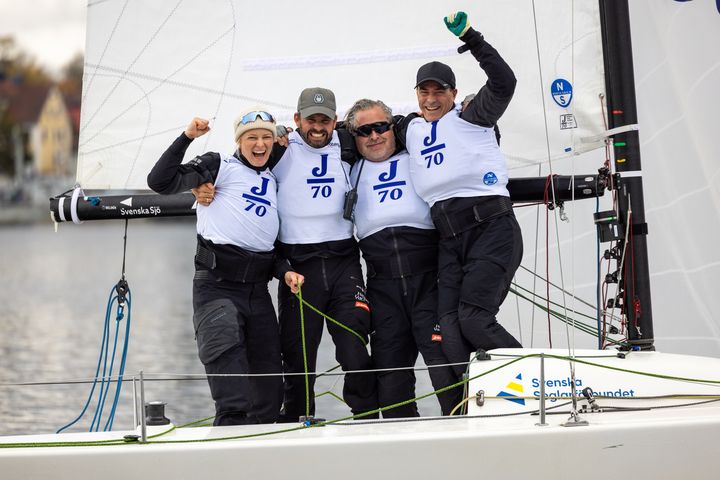 J/70 vann Seglingens Mästare 2026. Från vänster: Lovisa Lindner, Anton Dahlberg, Pär Svärdson och Tomas Hansson. mFoto: Daniel Stenholm.
